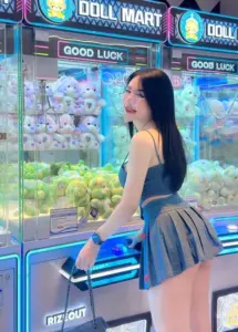 Gusmaxim 22 Gusmaxim ชุดสีน้ำเงินข้างตู้เกม