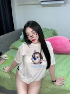 Gusmaxim เสื้อยืดนั่งบนเตียง