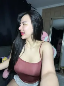 Gusmaxim เสื้อสีชมพูมุมด้านข้างในรถ