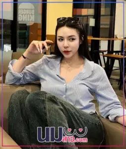 Gusmaxim เสื้อเชิ้ตนั่งบนเก้าอี้