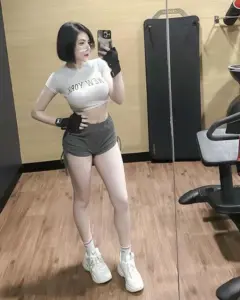 Gusmaxim เสื้อขาวและกางเกงดำในยิม