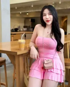 Gusmaxim ชุดสีชมพูในร้าน